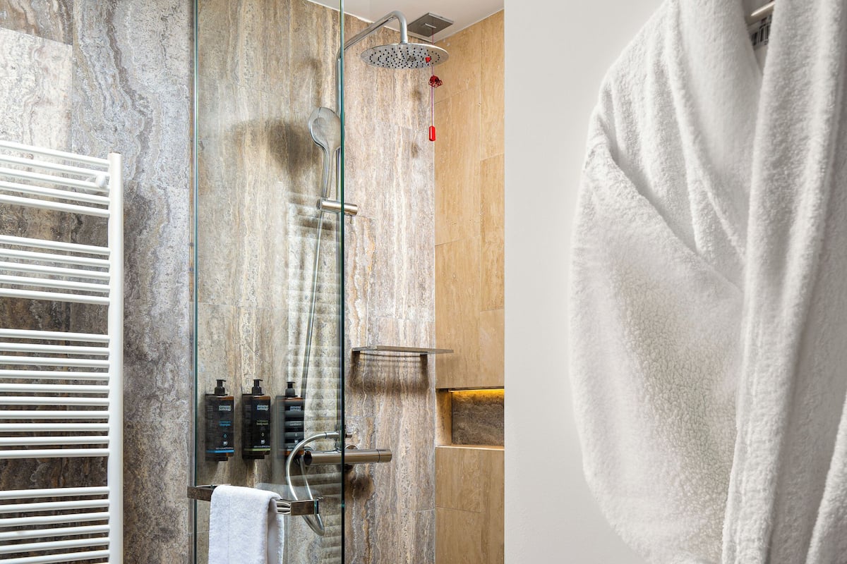 Regadera, amenidades de baño ecológicas, secadora de cabello, toallas