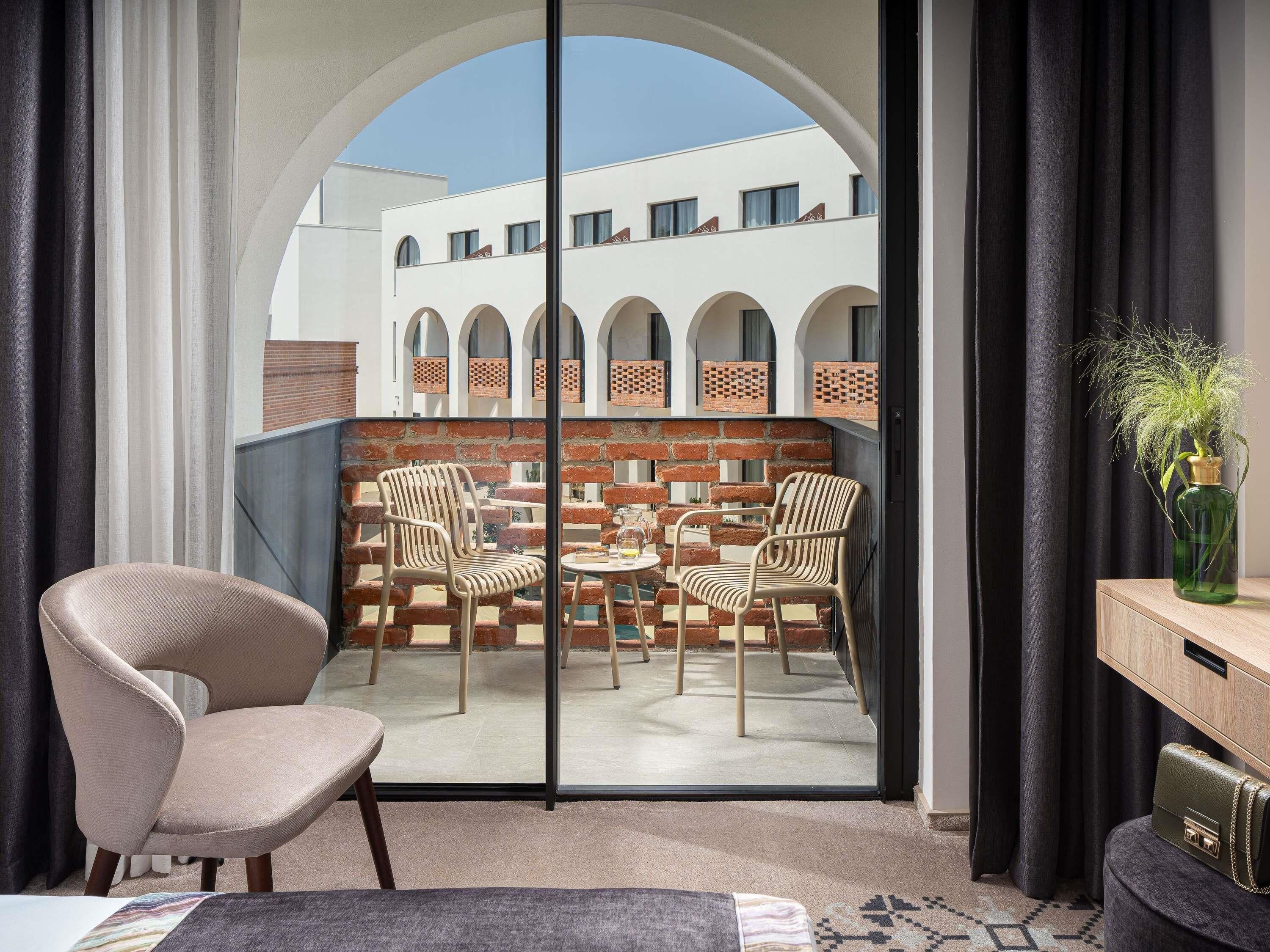 Premium bedding, free minibar, in-room safe, desk