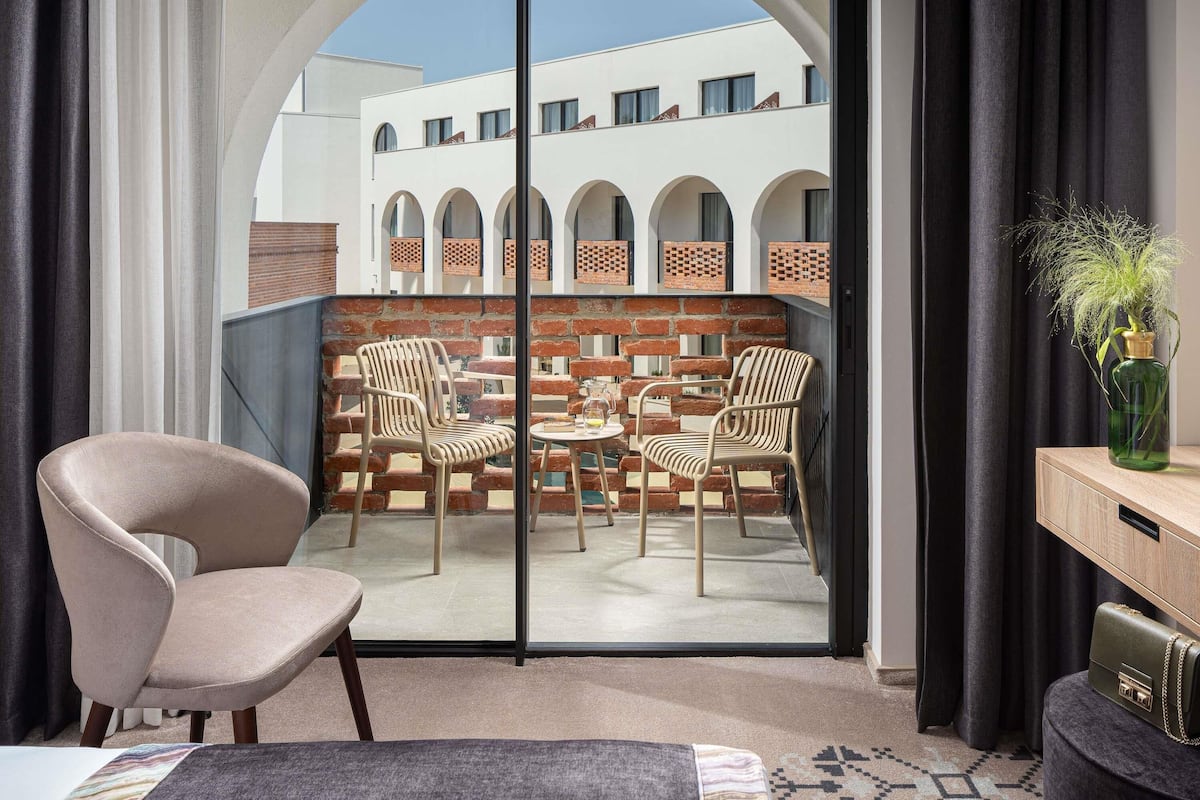 Premium bedding, free minibar, in-room safe, desk