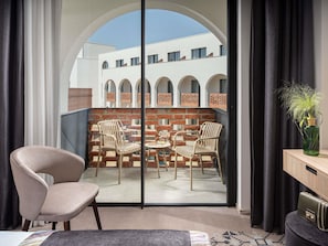 เครื่องนอนระดับพรีเมียม, มินิบาร์ฟรี, ตู้นิรภัยในห้องพัก, โต๊ะทำงาน