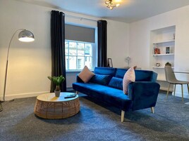 Apartamento Deluxe | Zona de estar | Smart TV de 42 pulgadas con canales por satélite, una televisión