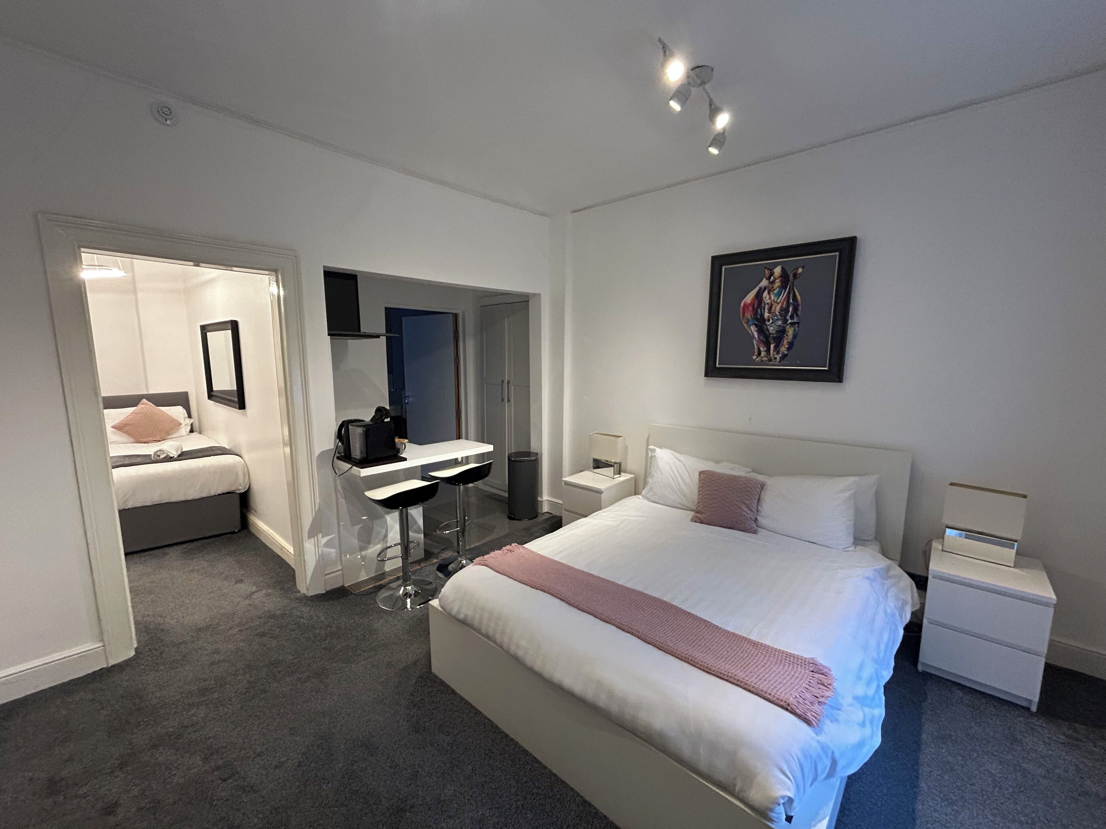 Familie studio | Een bureau, een strijkplank/strijkijzer, gratis wifi, beddengoed