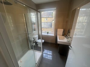 Family Studio | Bathroom | Shower, rainfall showerhead, free toiletries, hair dryer - Sun Street ApartHotel (Lancaster)
