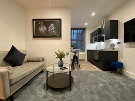 Apartamento City | Escritorio, tabla de planchar con plancha, wifi gratis y ropa de cama