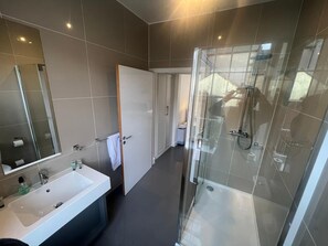 Family Studio | Bathroom | Shower, rainfall showerhead, free toiletries, hair dryer - Sun Street ApartHotel (Lancaster)