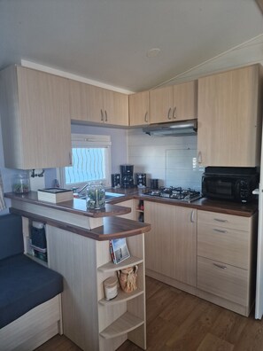 Kühlschrank, Mikrowelle, Herdplatte, Wasserkocher mit Kaffee-/Teezubehör