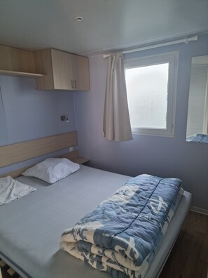 3 slaapkamers, een strijkplank/strijkijzer, reisbedje