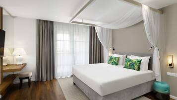 Hypo-allergenic bedding, minibar, in-room safe, desk