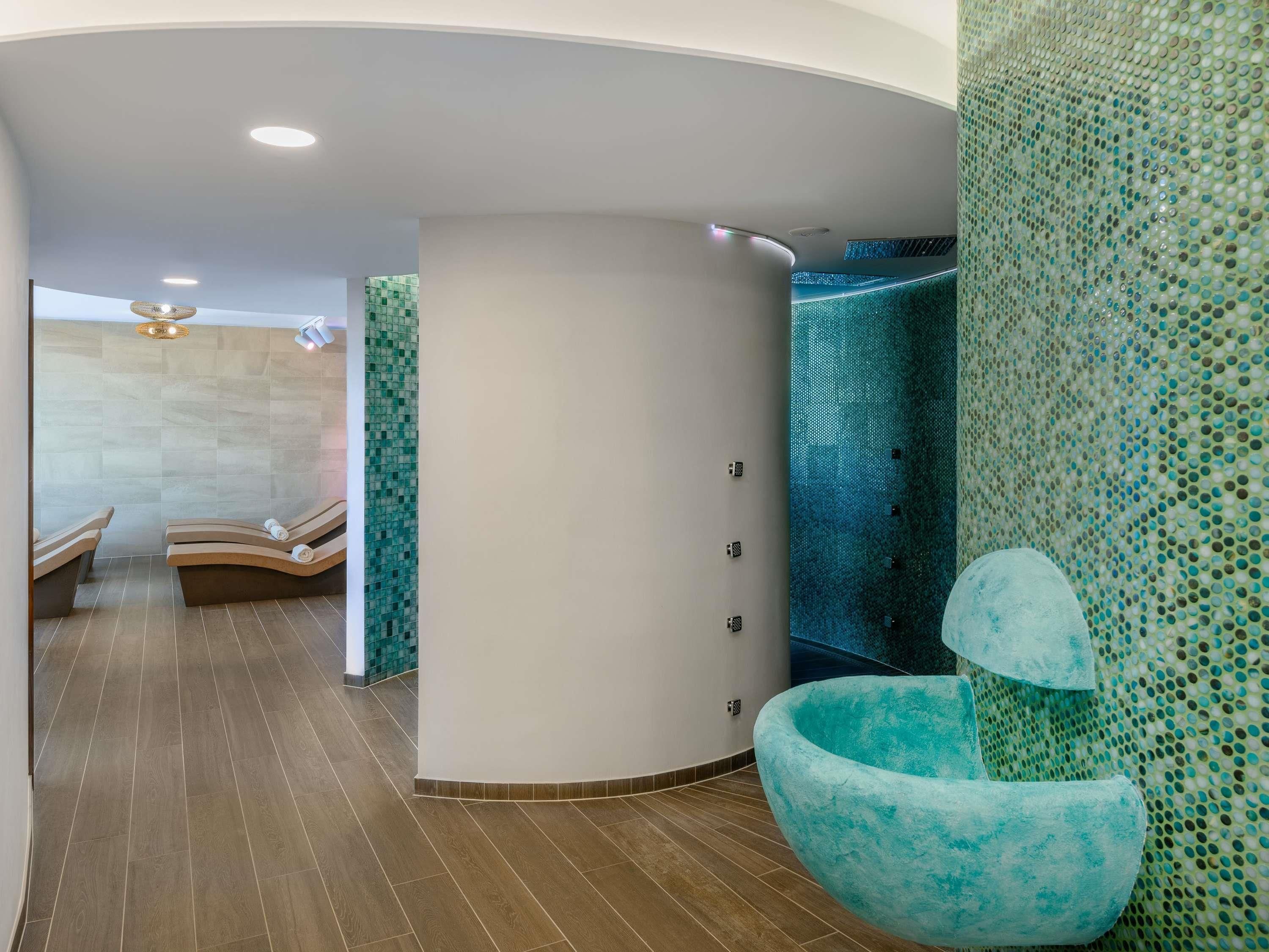 Couples treatment rooms, body treatments, aromatherapy