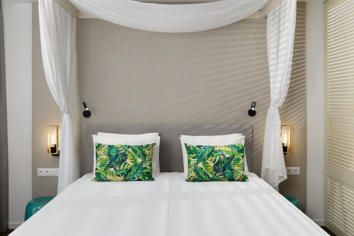 Hypo-allergenic bedding, minibar, in-room safe, desk