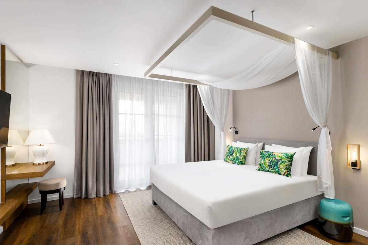 Hypo-allergenic bedding, minibar, in-room safe, desk