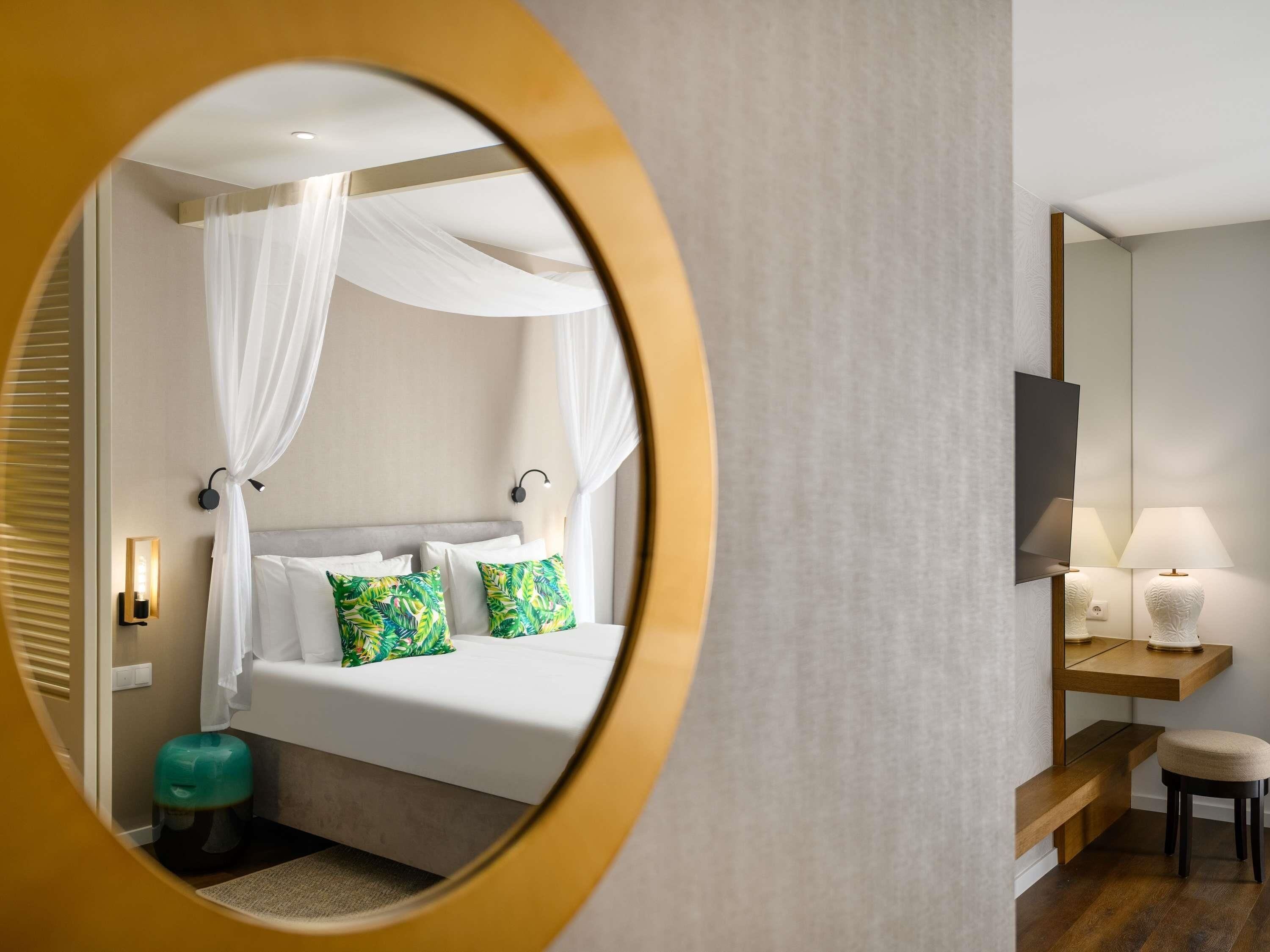 Ropa de cama hipoalergénica, minibar, caja fuerte y escritorio