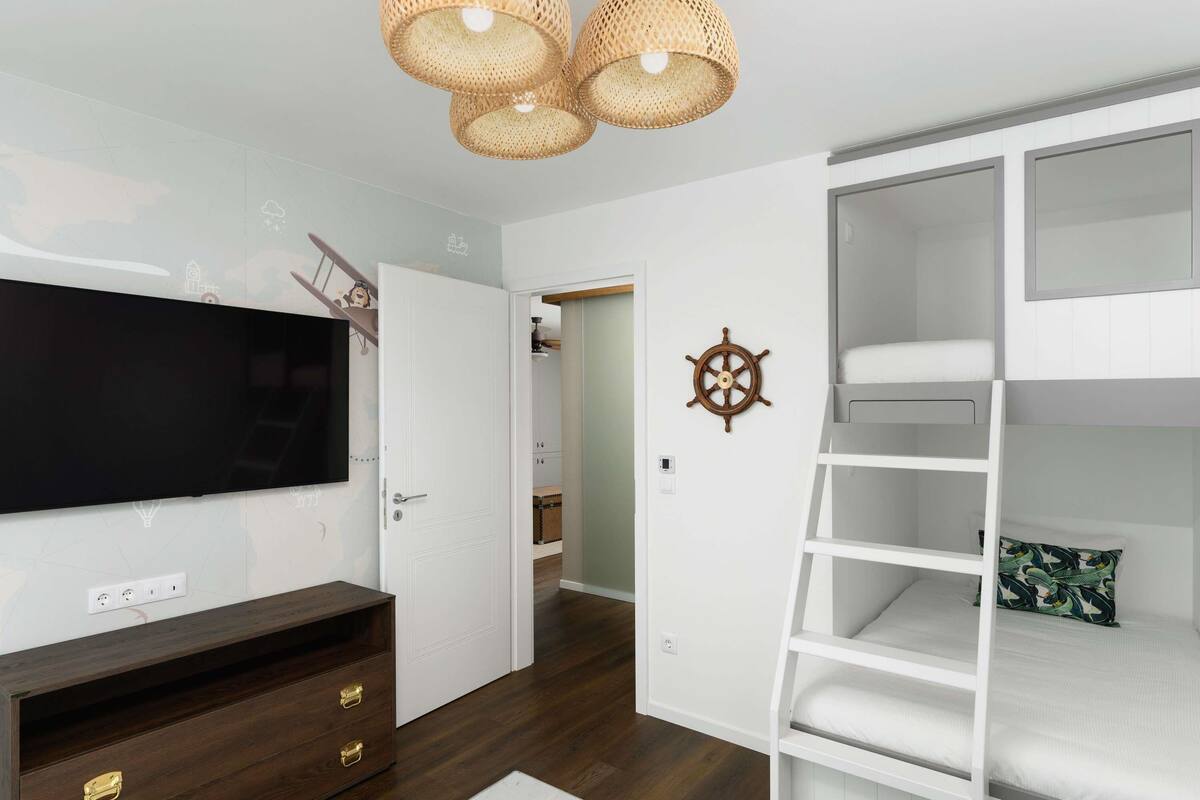 Hypo-allergenic bedding, minibar, in-room safe, desk