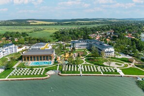 Privatstrand, schwarzer Sandstrand, Liegestühle, Sonnenschirme