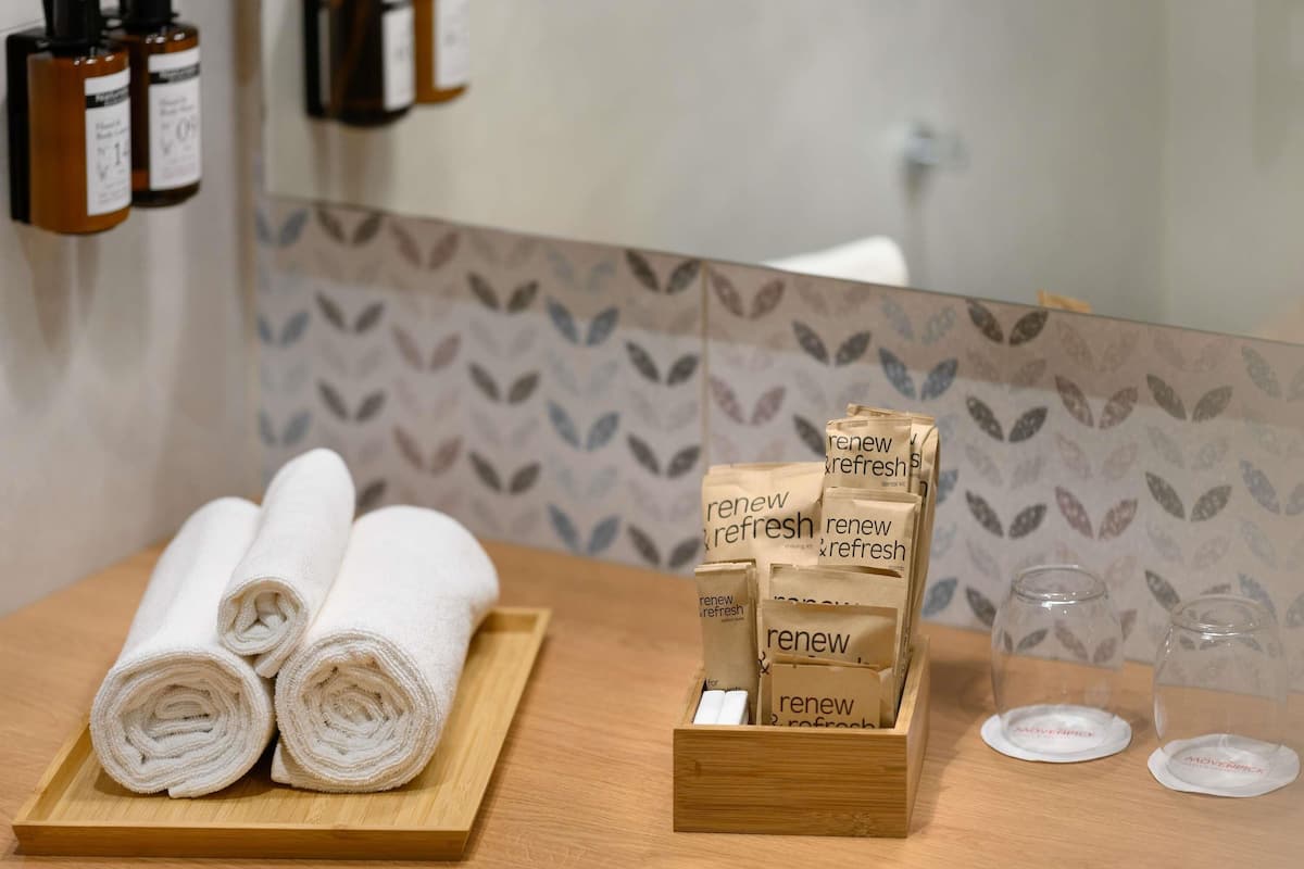 Hypo-allergenic bedding, minibar, in-room safe, desk