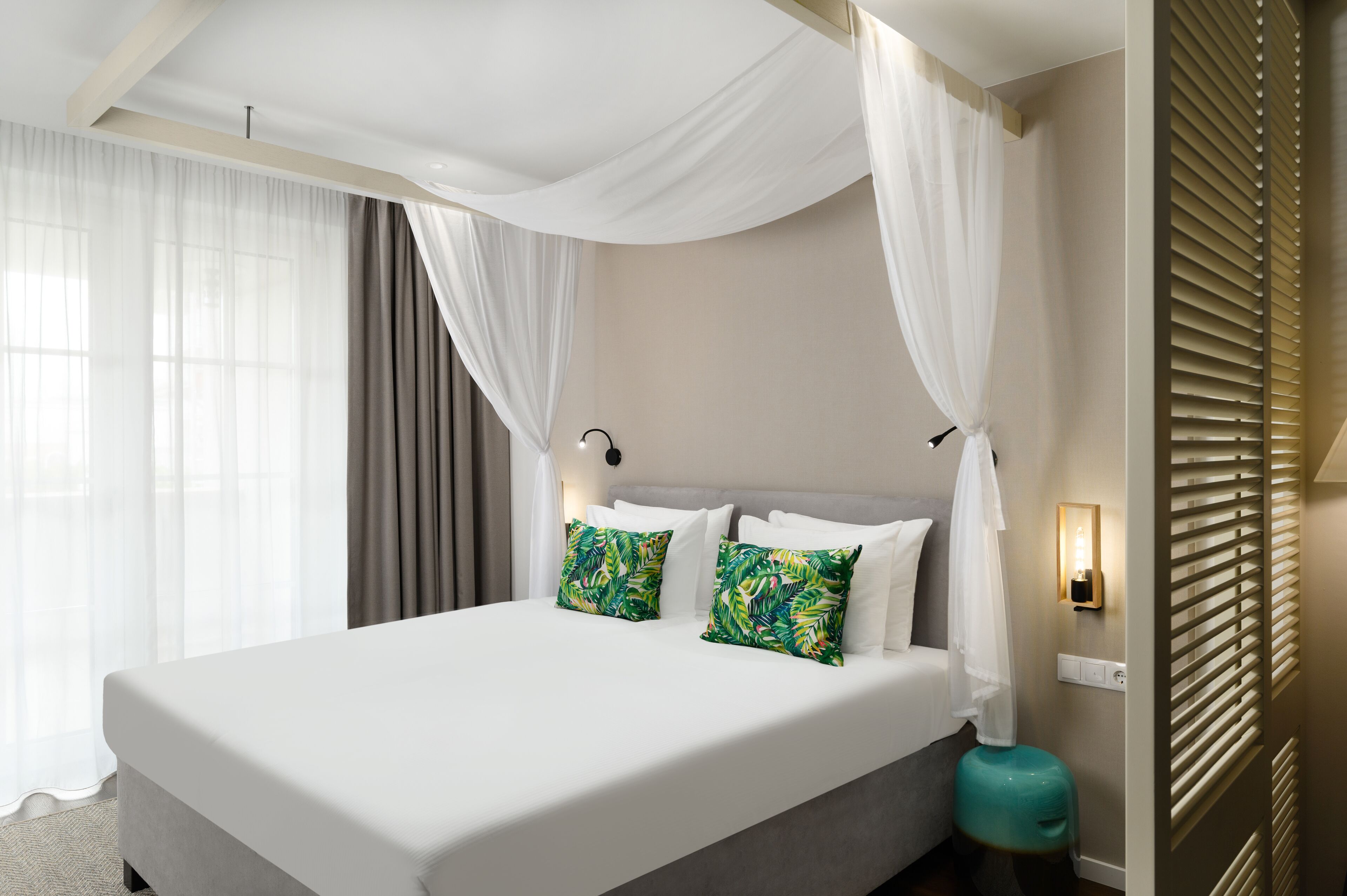 Hypo-allergenic bedding, minibar, in-room safe, desk