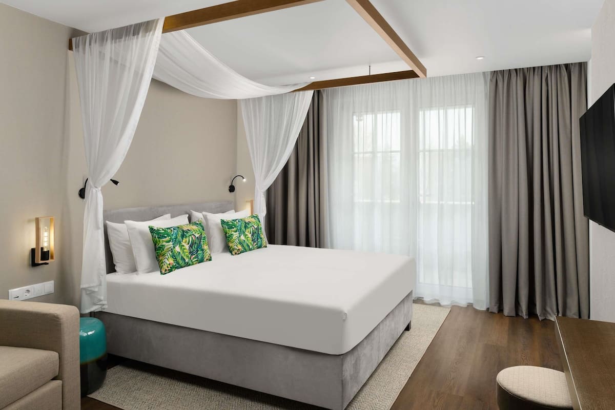 Standard Room, 1 Queen Bed | Hypo-allergenic bedding, minibar, in-room safe, desk