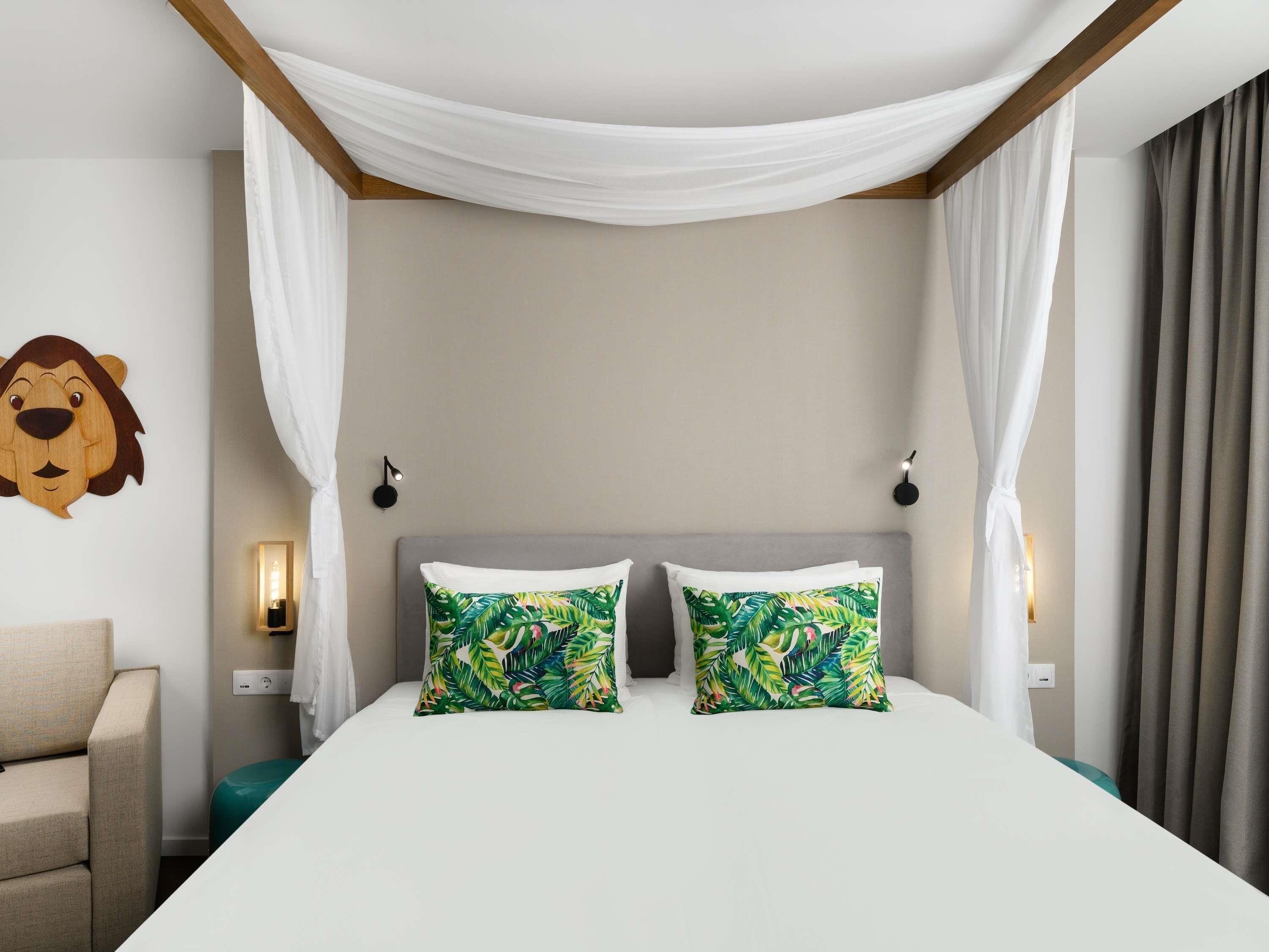 Habitación estándar, 1 cama de matrimonio | Ropa de cama hipoalergénica, minibar, caja fuerte y escritorio
