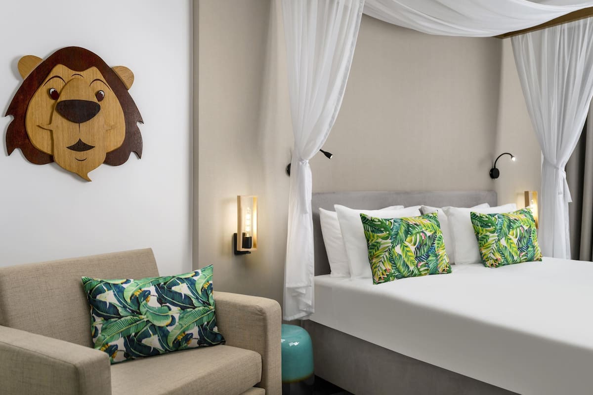 Peralatan tempat tidur hipoalergenik, bar mini, peti besi dalam bilik