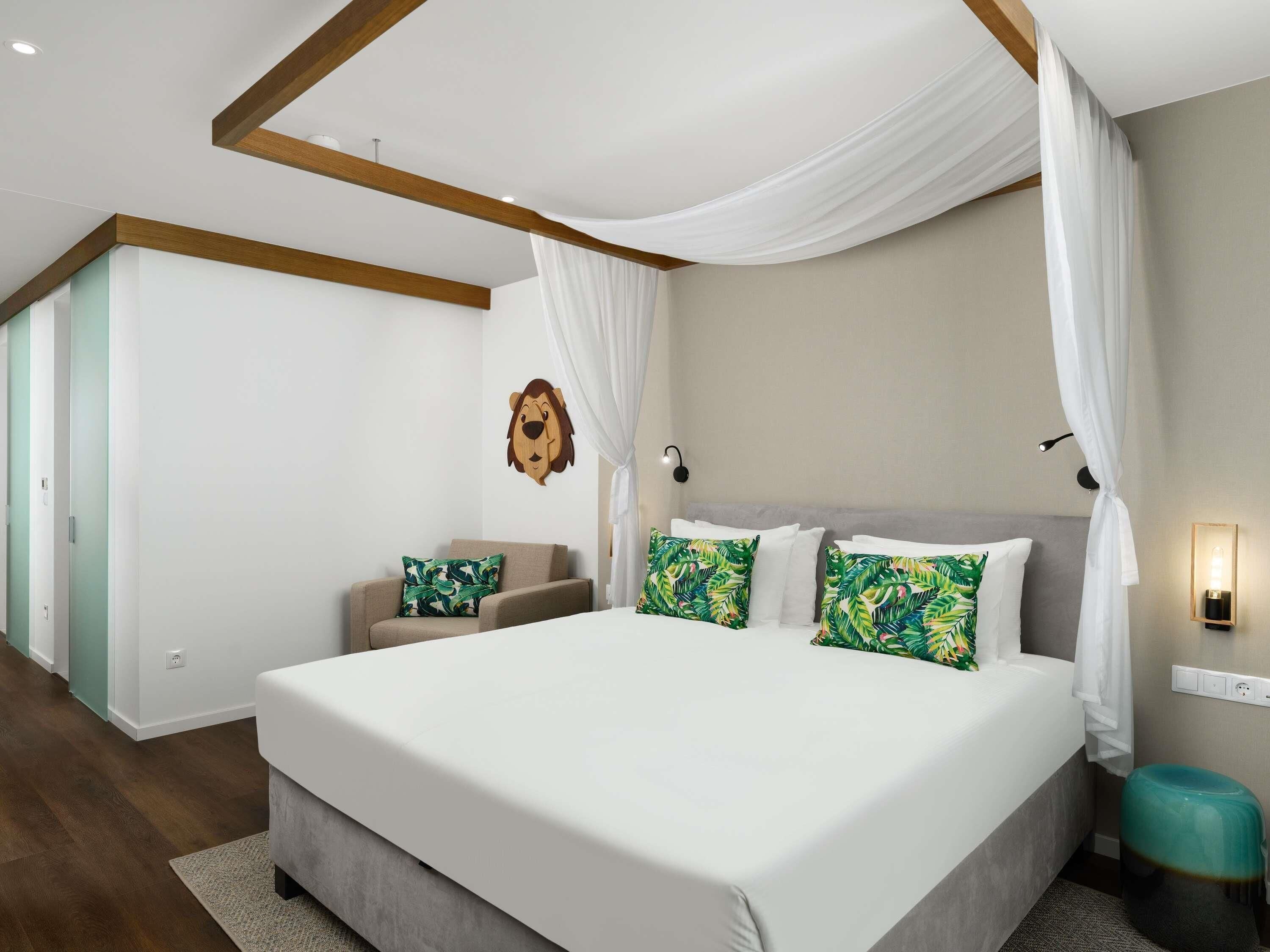 Ropa de cama hipoalergénica y minibar 