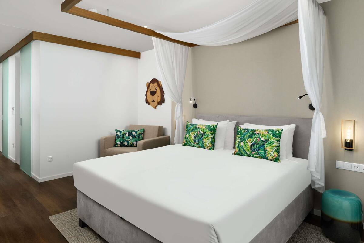Ropa de cama hipoalergénica, minibar, caja fuerte y escritorio