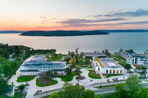 Une vue aérienne d’un campus avec ses bâtiments, ses routes et une étendue d’eau.