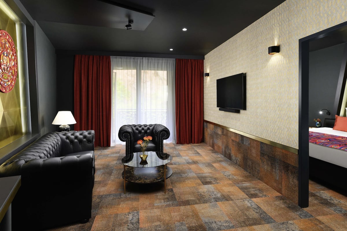 Junior Suite, 1 King Bed | Hypo-allergenic bedding, minibar, in-room safe, desk