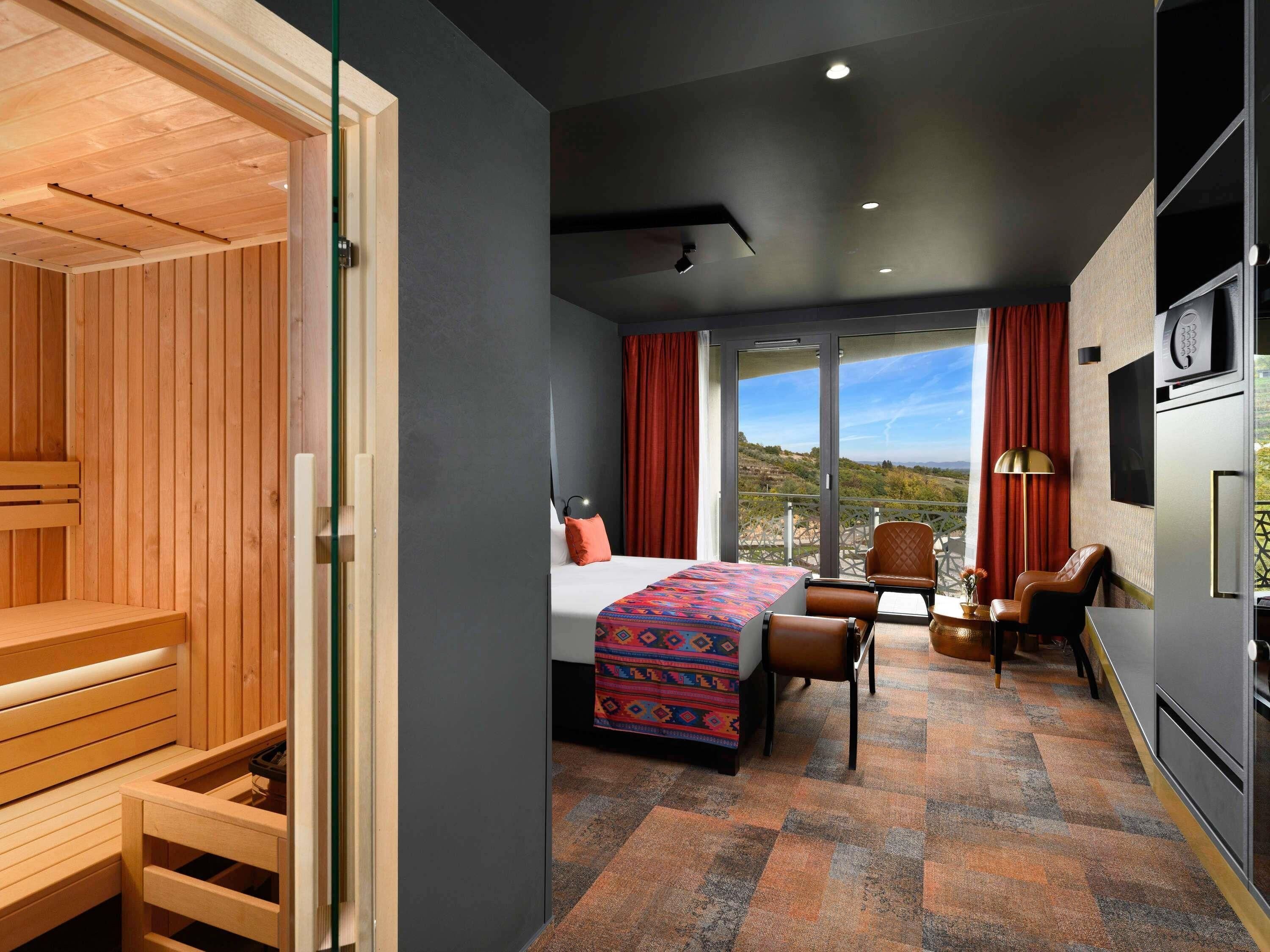 华丽客房, 1 张特大床, 桑拿浴 | 防过敏的被褥、迷你吧、客房内保险箱、办公桌