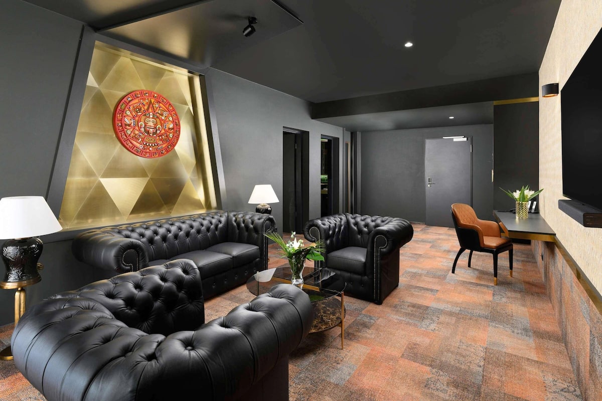 Allergitestade sängkläder, minibar och värdeförvaringsskåp på rummet