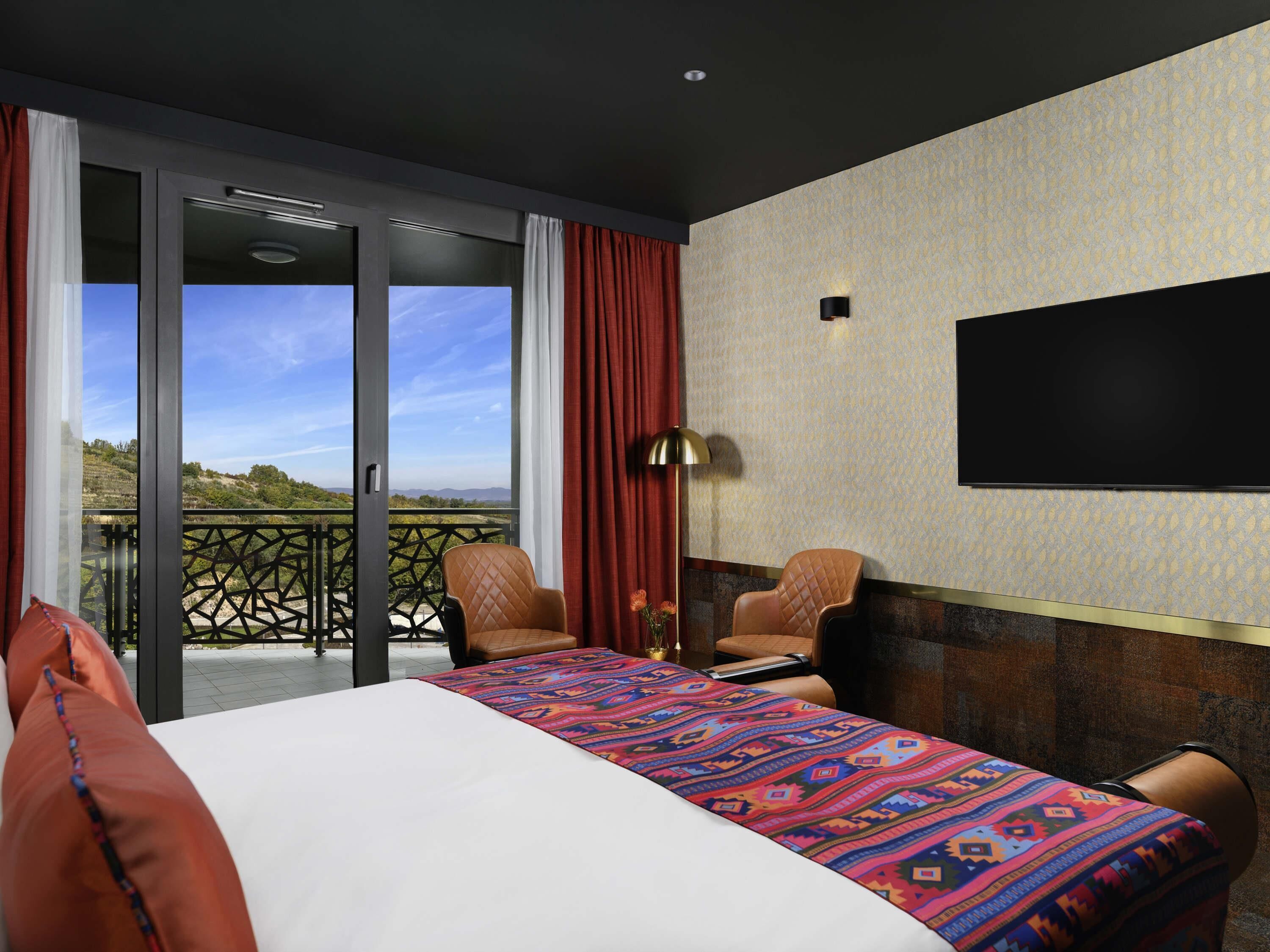 Hypo-allergenic bedding, minibar, in-room safe, desk