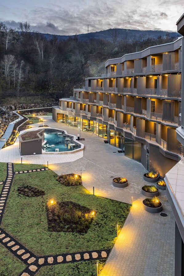 Literie hypoallergénique, minibar, coffres-forts dans les chambres