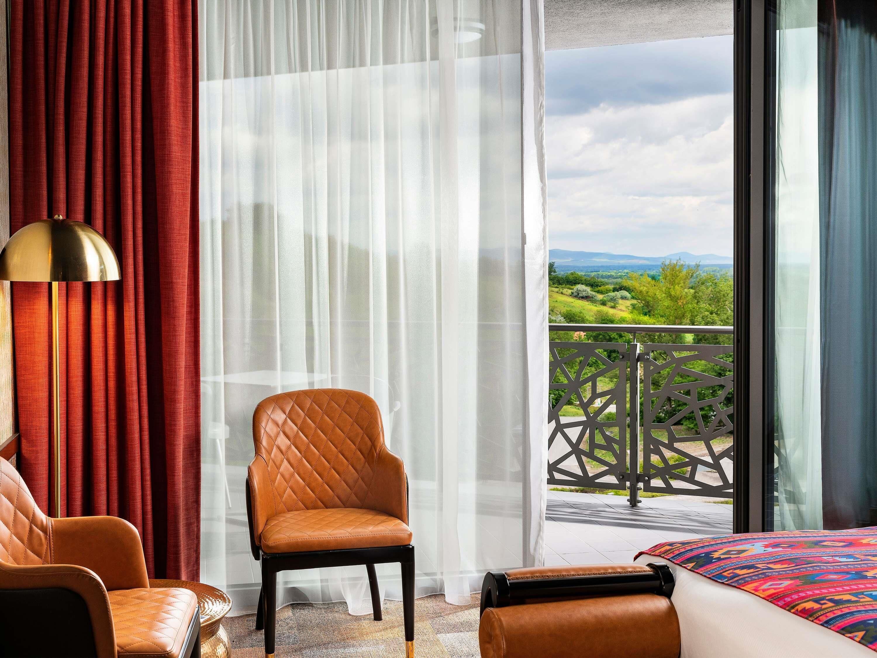 Premium Room, 1 King Bed | Hypo-allergenic bedding, minibar, in-room safe, desk