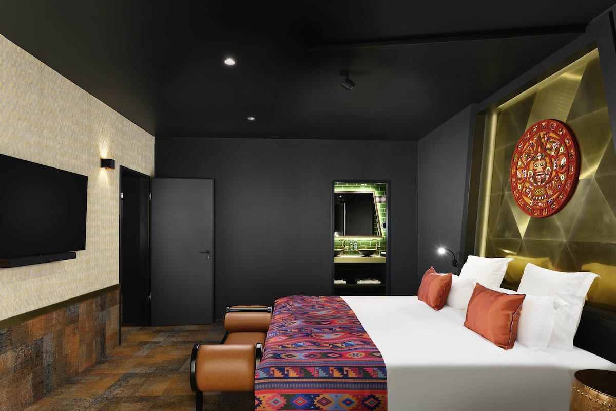 Hypo-allergenic bedding, minibar, in-room safe, desk