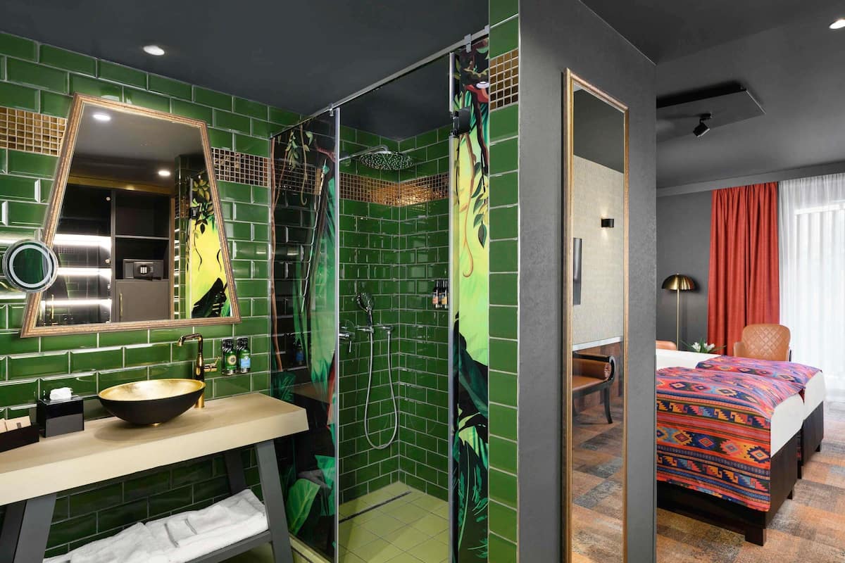 Hypo-allergenic bedding, minibar, in-room safe, desk