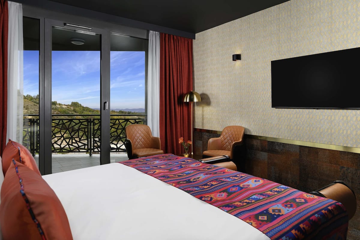 Hypo-allergenic bedding, minibar, in-room safe, desk