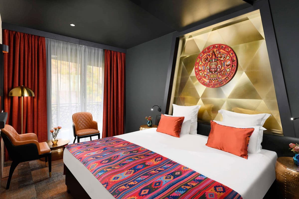 Hypo-allergenic bedding, minibar, in-room safe, desk