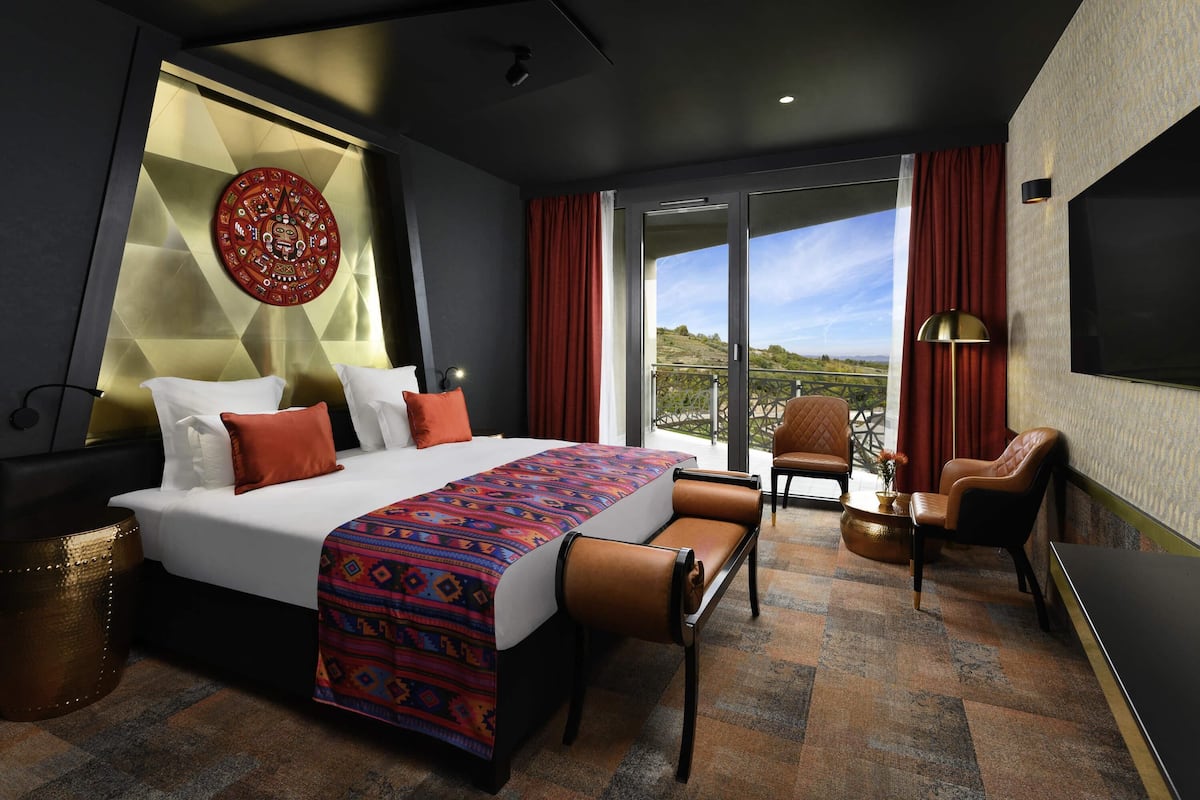 Hypo-allergenic bedding, minibar, in-room safe, desk