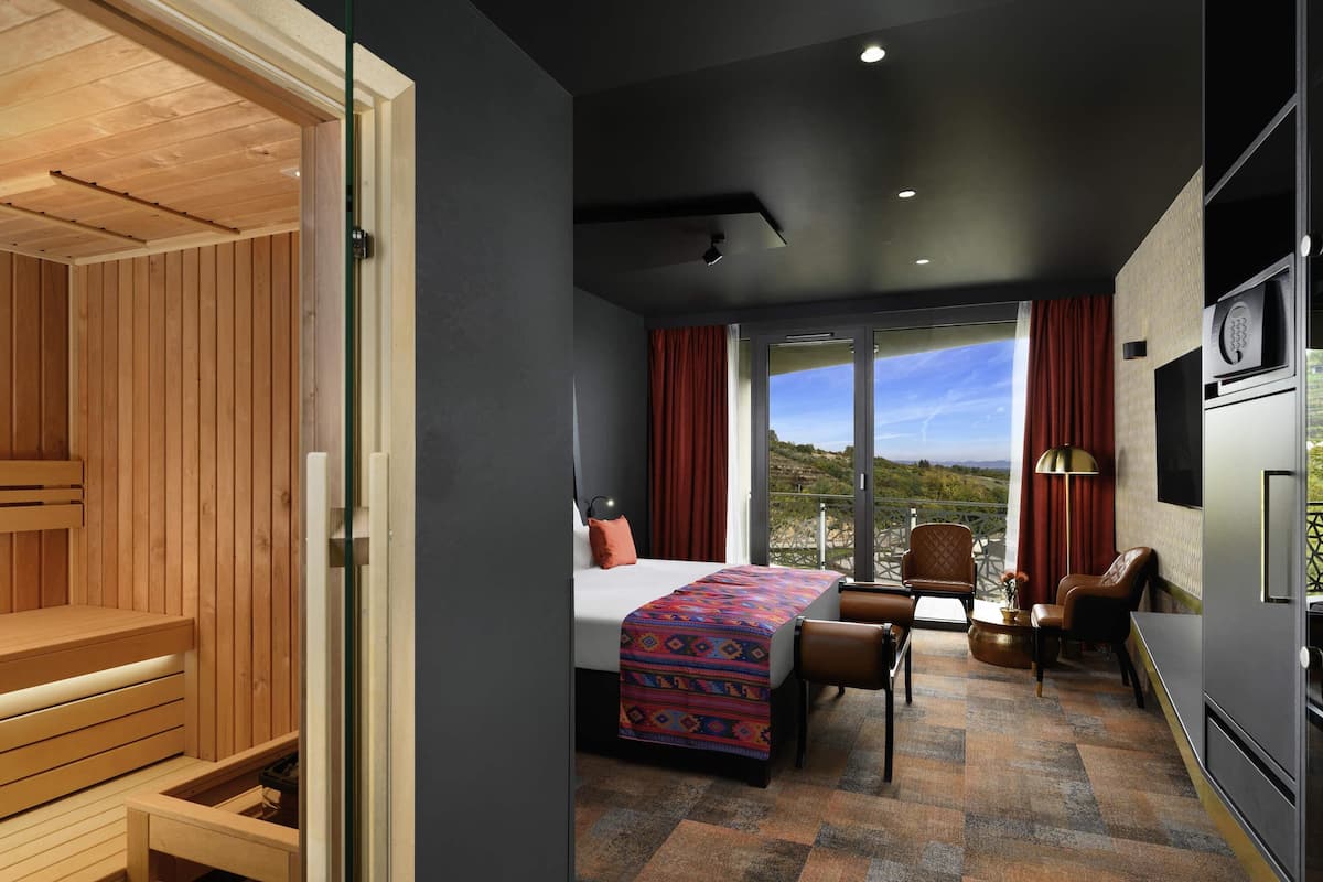 Deluxe Room, 1 King Bed, Sauna | Hypo-allergenic bedding, minibar, in-room safe, desk