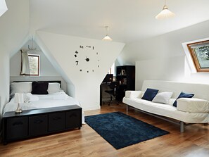 5 bedrooms, iron/ironing board, free WiFi, bed sheets