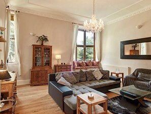 Smart TV - Luxury 5 bedroom Riverside home in town centre - Pass the Keys (Shrewsbury)