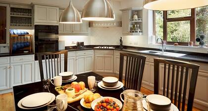 Pass the Keys | Luxury 5 bedroom Riverside home in town centre