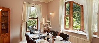 Luxury 5 bedroom Riverside home in town centre - Pass the Keys