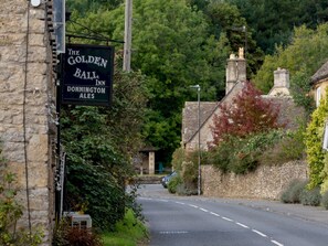 Une enseigne de l’auberge The Golden Ball Inn, située à Donnington Ales.