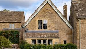 Une petite maison en pierre avec un toit à pignon, une petite fenêtre et une enseigne indiquant « Leys View Cottage ».
