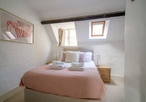 4 bedrooms, iron/ironing board, WiFi (free), bed sheets