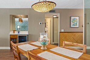 Condo, 2 quartos | Opções para refeição no quarto