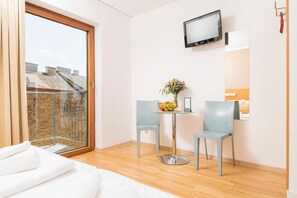 Tweepersoonskamer, 1 queensize bed | Een kluis op de kamer, een strijkplank/strijkijzer, gratis wifi