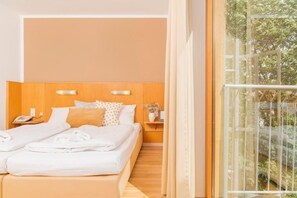 Double Room, 1 Queen Bed | In-room safe, iron/ironing board, free WiFi