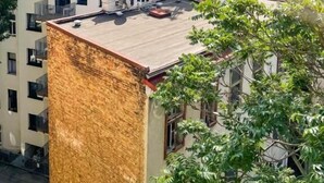 Un bâtiment moderne doté de nombreux balcons et d’une terrasse sur le toit.