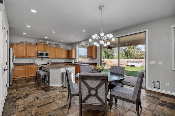 冰箱、微波炉、烤箱、炉灶